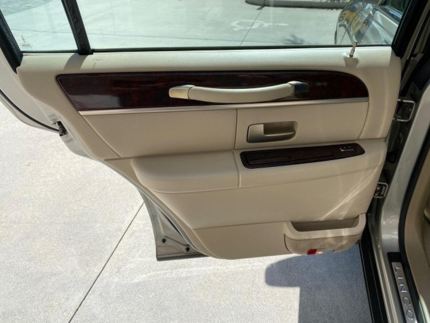 2008 Light French Silk Metallic /Light Camel Lincoln Town Car Limited LOW MILES 29,278 1 OWNER (2LNHM82V48X) with an 4.6L SOHC FFV V8 Engine engine, Automatic transmission, located at 4701 North Dixie Hwy, Pompano Beach, FL, 33064, (954) 422-2889, 26.240938, -80.123474 - OUR WEBPAGE FLORIDACARS1.COM HAS OVER 100 PHOTOS AND FREE CARFAX LINK 2008 Lincoln Town Car Signature Limited 1 OWNER Sedan 4 DR 4.6L V8 F SOHC Flex Fuel 23 MPG Rear Wheel Drive Features ABS Brakes Air Conditioning Alloy Wheels AM/FM Stereo Automatic Transmission CD Audio Cruise Control Flex Fuel Ve- Photo#77