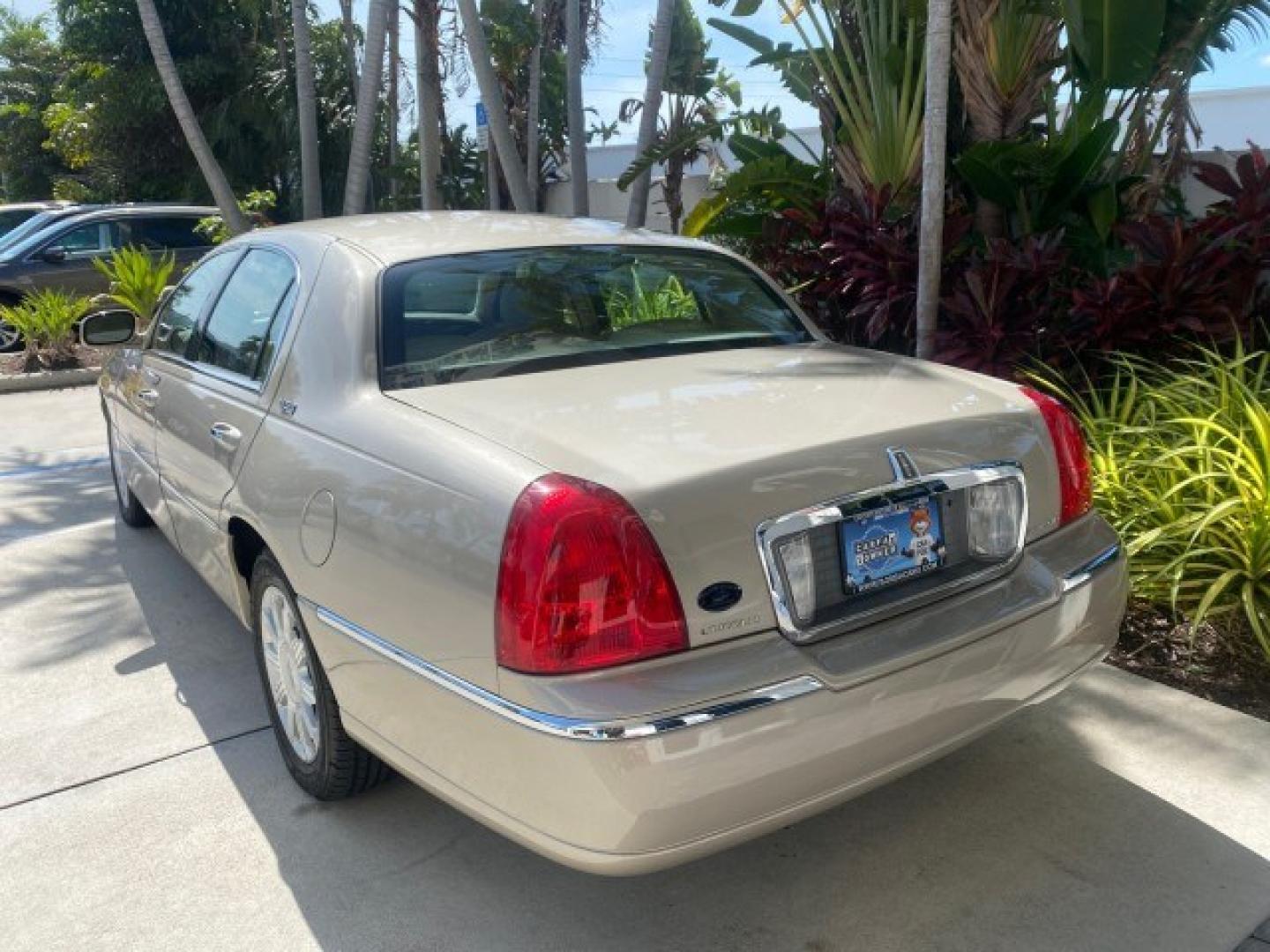 2008 Light French Silk Metallic /Light Camel Lincoln Town Car Limited LOW MILES 29,278 1 OWNER (2LNHM82V48X) with an 4.6L SOHC FFV V8 Engine engine, Automatic transmission, located at 4701 North Dixie Hwy, Pompano Beach, FL, 33064, (954) 422-2889, 26.240938, -80.123474 - OUR WEBPAGE FLORIDACARS1.COM HAS OVER 100 PHOTOS AND FREE CARFAX LINK 2008 Lincoln Town Car Signature Limited 1 OWNER Sedan 4 DR 4.6L V8 F SOHC Flex Fuel 23 MPG Rear Wheel Drive Features ABS Brakes Air Conditioning Alloy Wheels AM/FM Stereo Automatic Transmission CD Audio Cruise Control Flex Fuel Ve- Photo#5