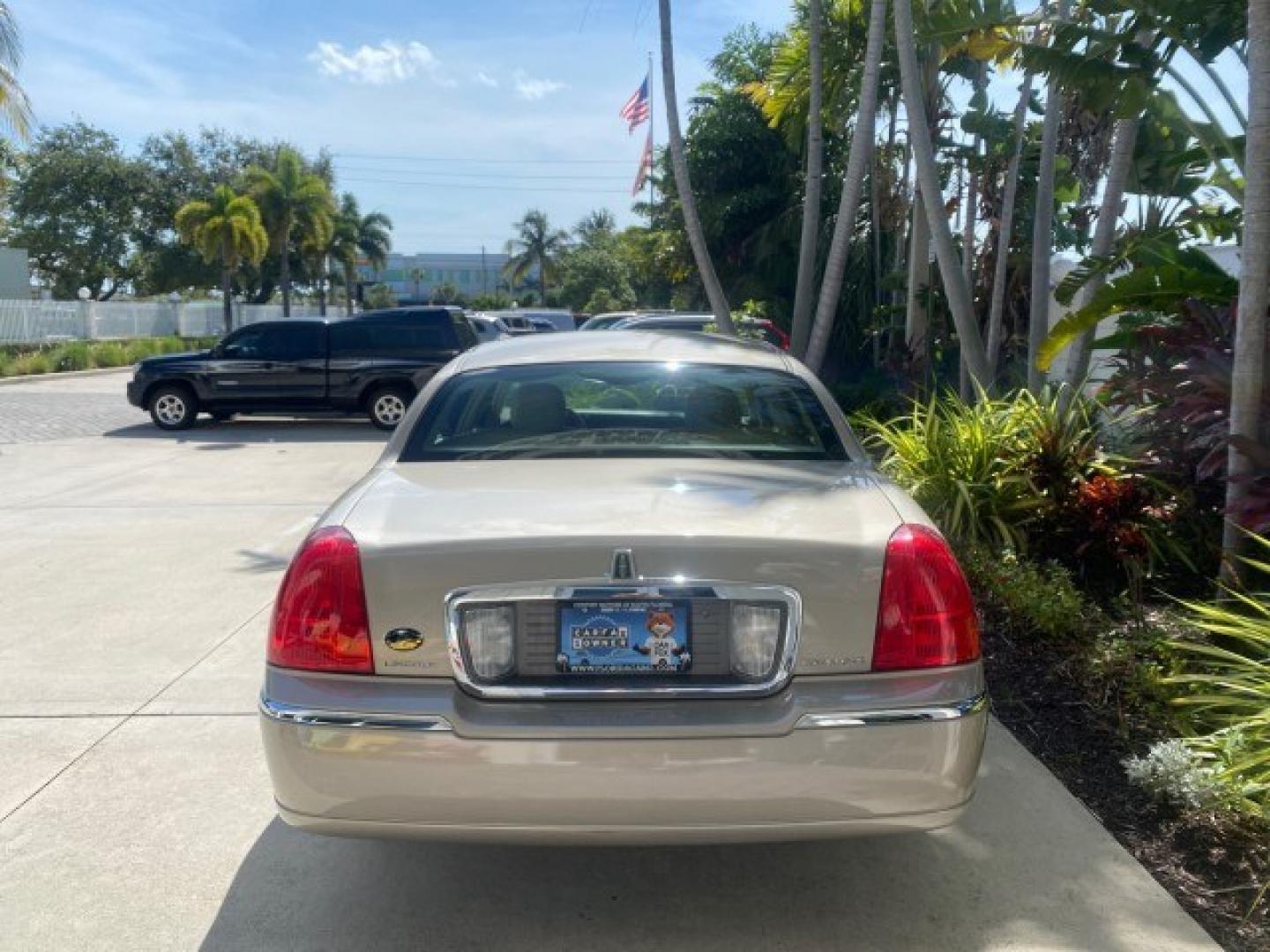 2008 Light French Silk Metallic /Light Camel Lincoln Town Car Limited LOW MILES 29,278 1 OWNER (2LNHM82V48X) with an 4.6L SOHC FFV V8 Engine engine, Automatic transmission, located at 4701 North Dixie Hwy, Pompano Beach, FL, 33064, (954) 422-2889, 26.240938, -80.123474 - OUR WEBPAGE FLORIDACARS1.COM HAS OVER 100 PHOTOS AND FREE CARFAX LINK 2008 Lincoln Town Car Signature Limited 1 OWNER Sedan 4 DR 4.6L V8 F SOHC Flex Fuel 23 MPG Rear Wheel Drive Features ABS Brakes Air Conditioning Alloy Wheels AM/FM Stereo Automatic Transmission CD Audio Cruise Control Flex Fuel Ve- Photo#6