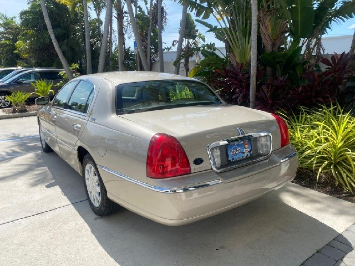 2008 Light French Silk Metallic /Light Camel Lincoln Town Car Limited LOW MILES 29,278 1 OWNER (2LNHM82V48X) with an 4.6L SOHC FFV V8 Engine engine, Automatic transmission, located at 4701 North Dixie Hwy, Pompano Beach, FL, 33064, (954) 422-2889, 26.240938, -80.123474 - OUR WEBPAGE FLORIDACARS1.COM HAS OVER 100 PHOTOS AND FREE CARFAX LINK 2008 Lincoln Town Car Signature Limited 1 OWNER Sedan 4 DR 4.6L V8 F SOHC Flex Fuel 23 MPG Rear Wheel Drive Features ABS Brakes Air Conditioning Alloy Wheels AM/FM Stereo Automatic Transmission CD Audio Cruise Control Flex Fuel Ve- Photo#32