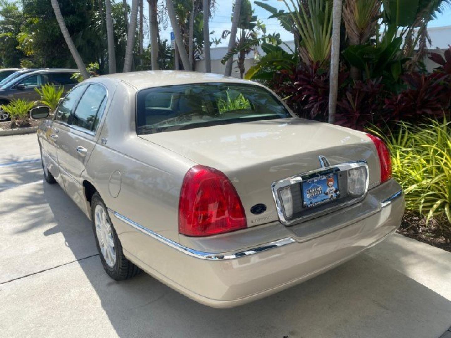 2008 Light French Silk Metallic /Light Camel Lincoln Town Car Limited LOW MILES 29,278 1 OWNER (2LNHM82V48X) with an 4.6L SOHC FFV V8 Engine engine, Automatic transmission, located at 4701 North Dixie Hwy, Pompano Beach, FL, 33064, (954) 422-2889, 26.240938, -80.123474 - OUR WEBPAGE FLORIDACARS1.COM HAS OVER 100 PHOTOS AND FREE CARFAX LINK 2008 Lincoln Town Car Signature Limited 1 OWNER Sedan 4 DR 4.6L V8 F SOHC Flex Fuel 23 MPG Rear Wheel Drive Features ABS Brakes Air Conditioning Alloy Wheels AM/FM Stereo Automatic Transmission CD Audio Cruise Control Flex Fuel Ve- Photo#33