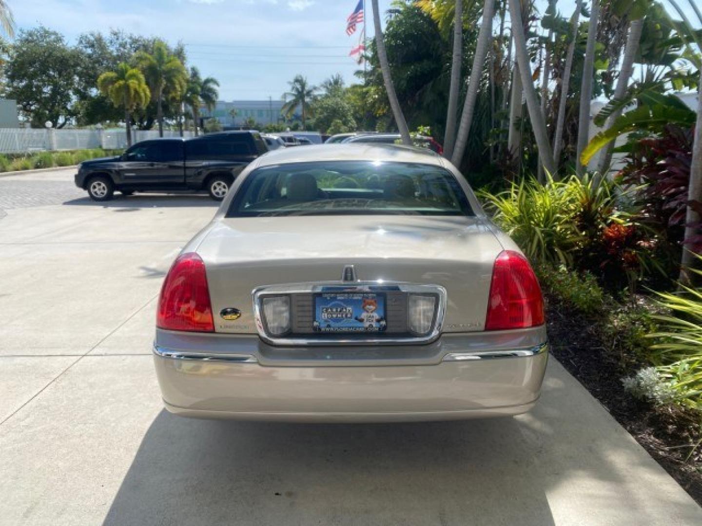 2008 Light French Silk Metallic /Light Camel Lincoln Town Car Limited LOW MILES 29,278 1 OWNER (2LNHM82V48X) with an 4.6L SOHC FFV V8 Engine engine, Automatic transmission, located at 4701 North Dixie Hwy, Pompano Beach, FL, 33064, (954) 422-2889, 26.240938, -80.123474 - OUR WEBPAGE FLORIDACARS1.COM HAS OVER 100 PHOTOS AND FREE CARFAX LINK 2008 Lincoln Town Car Signature Limited 1 OWNER Sedan 4 DR 4.6L V8 F SOHC Flex Fuel 23 MPG Rear Wheel Drive Features ABS Brakes Air Conditioning Alloy Wheels AM/FM Stereo Automatic Transmission CD Audio Cruise Control Flex Fuel Ve- Photo#34
