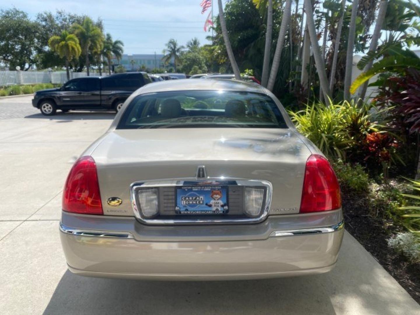 2008 Light French Silk Metallic /Light Camel Lincoln Town Car Limited LOW MILES 29,278 1 OWNER (2LNHM82V48X) with an 4.6L SOHC FFV V8 Engine engine, Automatic transmission, located at 4701 North Dixie Hwy, Pompano Beach, FL, 33064, (954) 422-2889, 26.240938, -80.123474 - OUR WEBPAGE FLORIDACARS1.COM HAS OVER 100 PHOTOS AND FREE CARFAX LINK 2008 Lincoln Town Car Signature Limited 1 OWNER Sedan 4 DR 4.6L V8 F SOHC Flex Fuel 23 MPG Rear Wheel Drive Features ABS Brakes Air Conditioning Alloy Wheels AM/FM Stereo Automatic Transmission CD Audio Cruise Control Flex Fuel Ve- Photo#35