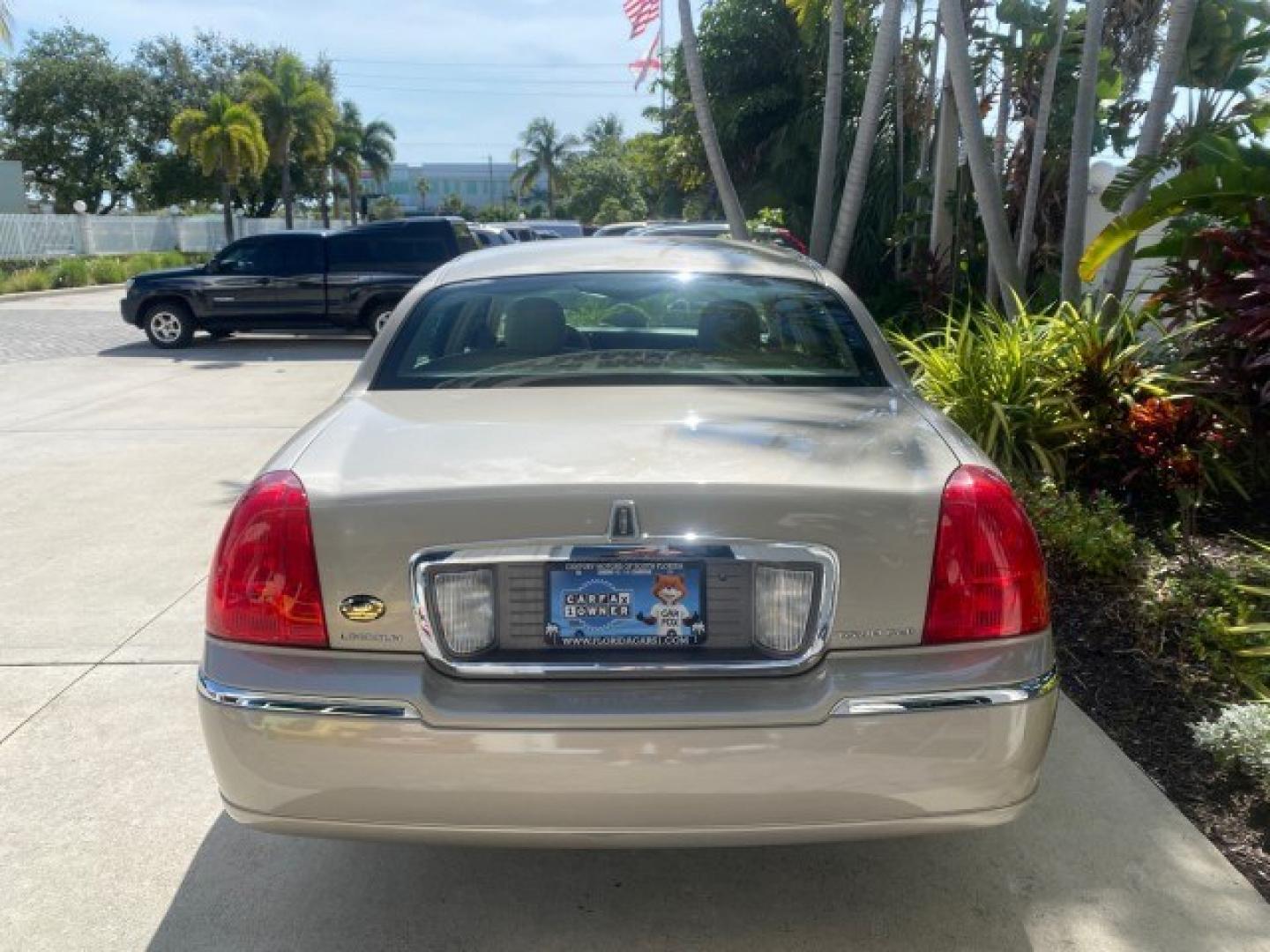 2008 Light French Silk Metallic /Light Camel Lincoln Town Car Limited LOW MILES 29,278 1 OWNER (2LNHM82V48X) with an 4.6L SOHC FFV V8 Engine engine, Automatic transmission, located at 4701 North Dixie Hwy, Pompano Beach, FL, 33064, (954) 422-2889, 26.240938, -80.123474 - OUR WEBPAGE FLORIDACARS1.COM HAS OVER 100 PHOTOS AND FREE CARFAX LINK 2008 Lincoln Town Car Signature Limited 1 OWNER Sedan 4 DR 4.6L V8 F SOHC Flex Fuel 23 MPG Rear Wheel Drive Features ABS Brakes Air Conditioning Alloy Wheels AM/FM Stereo Automatic Transmission CD Audio Cruise Control Flex Fuel Ve- Photo#95