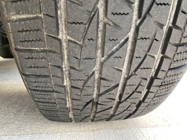 2004 Bright White /Med Slate Gray Dodge Durango Limited LOW MILES 55,294 (1D4HD58N24F) with an 4.7L V8 Magnum Engine engine, Automatic transmission, located at 4701 North Dixie Hwy, Pompano Beach, FL, 33064, (954) 422-2889, 26.240938, -80.123474 - OUR WEBPAGE FLORIDACARS1.COM HAS OVER 100 PHOTOS AND FREE CARFAX LINK 2004 Dodge Durango Limited 4 Door Wagon/Sport Utility 4.7L V8 F Gasoline 18 MPG Rear Wheel Drive Features ABS Brakes Air Conditioning Alloy Wheels AM/FM Stereo Automatic Transmission CD Audio Cruise Control Fold-Away Third Row Lea- Photo#20