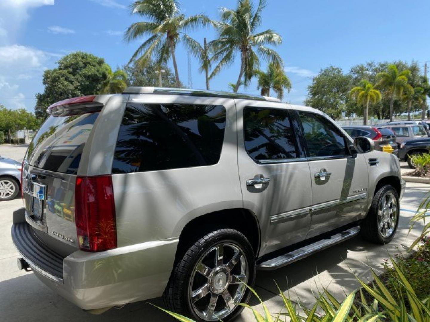 2008 Quicksilver /Ebony/Ebony Cadillac Escalade SUNROOF DVD LOW MILES 71,690 (1GYEC63848R) with an 6.2L Vortec 1000 VVT V8 SFI Engine engine, Automatic transmission, located at 4701 North Dixie Hwy, Pompano Beach, FL, 33064, (954) 422-2889, 26.240938, -80.123474 - OUR WEBPAGE FLORIDACARS1.COM HAS OVER 100 PHOTOS AND FREE CARFAX LINK 2008 Cadillac Escalade 4 Door Wagon/Sport Utility 6.2L V8 F Gasoline 19 MPG Rear Wheel Drive Features 20 Inch Plus Wheels A/C Seat(s) ABS Brakes Air Conditioning Alloy Wheels AM/FM Stereo Automatic Transmission Auxiliary Audio Inp- Photo#7
