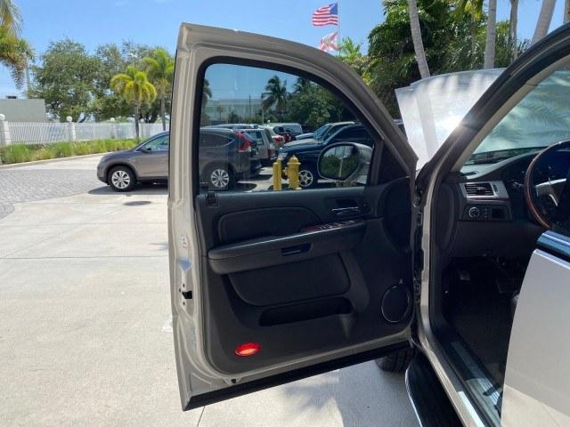 2008 Quicksilver /Ebony/Ebony Cadillac Escalade SUNROOF DVD LOW MILES 71,690 (1GYEC63848R) with an 6.2L Vortec 1000 VVT V8 SFI Engine engine, Automatic transmission, located at 4701 North Dixie Hwy, Pompano Beach, FL, 33064, (954) 422-2889, 26.240938, -80.123474 - OUR WEBPAGE FLORIDACARS1.COM HAS OVER 100 PHOTOS AND FREE CARFAX LINK 2008 Cadillac Escalade 4 Door Wagon/Sport Utility 6.2L V8 F Gasoline 19 MPG Rear Wheel Drive Features 20 Inch Plus Wheels A/C Seat(s) ABS Brakes Air Conditioning Alloy Wheels AM/FM Stereo Automatic Transmission Auxiliary Audio Inp- Photo#9
