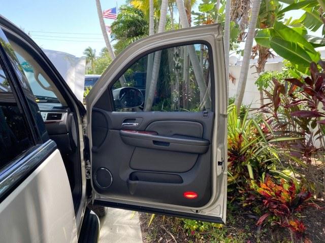 2008 Quicksilver /Ebony/Ebony Cadillac Escalade SUNROOF DVD LOW MILES 71,690 (1GYEC63848R) with an 6.2L Vortec 1000 VVT V8 SFI Engine engine, Automatic transmission, located at 4701 North Dixie Hwy, Pompano Beach, FL, 33064, (954) 422-2889, 26.240938, -80.123474 - OUR WEBPAGE FLORIDACARS1.COM HAS OVER 100 PHOTOS AND FREE CARFAX LINK 2008 Cadillac Escalade 4 Door Wagon/Sport Utility 6.2L V8 F Gasoline 19 MPG Rear Wheel Drive Features 20 Inch Plus Wheels A/C Seat(s) ABS Brakes Air Conditioning Alloy Wheels AM/FM Stereo Automatic Transmission Auxiliary Audio Inp- Photo#11