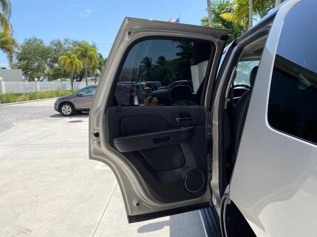 2008 Quicksilver /Ebony/Ebony Cadillac Escalade SUNROOF DVD LOW MILES 71,690 (1GYEC63848R) with an 6.2L Vortec 1000 VVT V8 SFI Engine engine, Automatic transmission, located at 4701 North Dixie Hwy, Pompano Beach, FL, 33064, (954) 422-2889, 26.240938, -80.123474 - OUR WEBPAGE FLORIDACARS1.COM HAS OVER 100 PHOTOS AND FREE CARFAX LINK 2008 Cadillac Escalade 4 Door Wagon/Sport Utility 6.2L V8 F Gasoline 19 MPG Rear Wheel Drive Features 20 Inch Plus Wheels A/C Seat(s) ABS Brakes Air Conditioning Alloy Wheels AM/FM Stereo Automatic Transmission Auxiliary Audio Inp- Photo#13