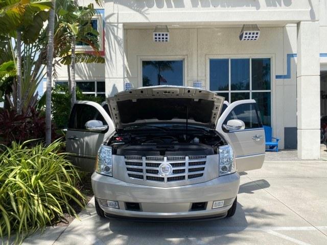 2008 Quicksilver /Ebony/Ebony Cadillac Escalade SUNROOF DVD LOW MILES 71,690 (1GYEC63848R) with an 6.2L Vortec 1000 VVT V8 SFI Engine engine, Automatic transmission, located at 4701 North Dixie Hwy, Pompano Beach, FL, 33064, (954) 422-2889, 26.240938, -80.123474 - OUR WEBPAGE FLORIDACARS1.COM HAS OVER 100 PHOTOS AND FREE CARFAX LINK 2008 Cadillac Escalade 4 Door Wagon/Sport Utility 6.2L V8 F Gasoline 19 MPG Rear Wheel Drive Features 20 Inch Plus Wheels A/C Seat(s) ABS Brakes Air Conditioning Alloy Wheels AM/FM Stereo Automatic Transmission Auxiliary Audio Inp- Photo#16