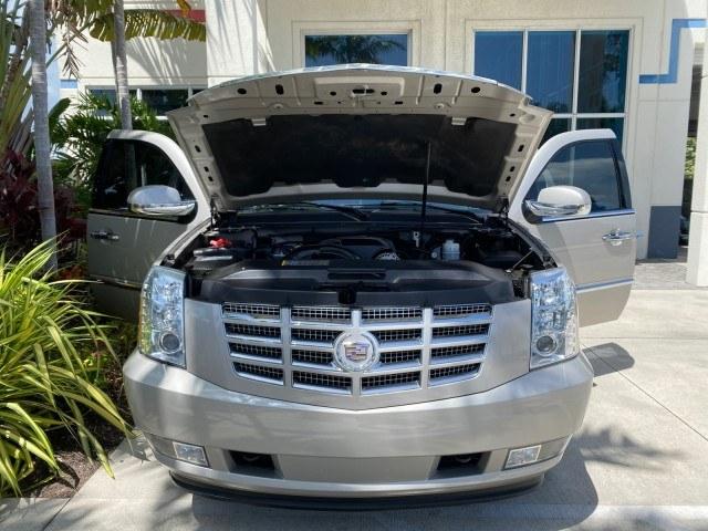 2008 Quicksilver /Ebony/Ebony Cadillac Escalade SUNROOF DVD LOW MILES 71,690 (1GYEC63848R) with an 6.2L Vortec 1000 VVT V8 SFI Engine engine, Automatic transmission, located at 4701 North Dixie Hwy, Pompano Beach, FL, 33064, (954) 422-2889, 26.240938, -80.123474 - OUR WEBPAGE FLORIDACARS1.COM HAS OVER 100 PHOTOS AND FREE CARFAX LINK 2008 Cadillac Escalade 4 Door Wagon/Sport Utility 6.2L V8 F Gasoline 19 MPG Rear Wheel Drive Features 20 Inch Plus Wheels A/C Seat(s) ABS Brakes Air Conditioning Alloy Wheels AM/FM Stereo Automatic Transmission Auxiliary Audio Inp- Photo#17