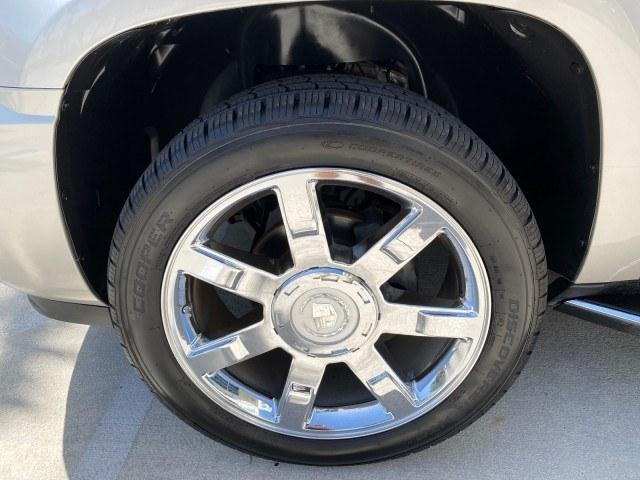 2008 Quicksilver /Ebony/Ebony Cadillac Escalade SUNROOF DVD LOW MILES 71,690 (1GYEC63848R) with an 6.2L Vortec 1000 VVT V8 SFI Engine engine, Automatic transmission, located at 4701 North Dixie Hwy, Pompano Beach, FL, 33064, (954) 422-2889, 26.240938, -80.123474 - OUR WEBPAGE FLORIDACARS1.COM HAS OVER 100 PHOTOS AND FREE CARFAX LINK 2008 Cadillac Escalade 4 Door Wagon/Sport Utility 6.2L V8 F Gasoline 19 MPG Rear Wheel Drive Features 20 Inch Plus Wheels A/C Seat(s) ABS Brakes Air Conditioning Alloy Wheels AM/FM Stereo Automatic Transmission Auxiliary Audio Inp- Photo#19