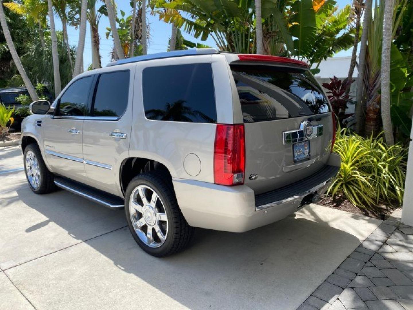 2008 Quicksilver /Ebony/Ebony Cadillac Escalade SUNROOF DVD LOW MILES 71,690 (1GYEC63848R) with an 6.2L Vortec 1000 VVT V8 SFI Engine engine, Automatic transmission, located at 4701 North Dixie Hwy, Pompano Beach, FL, 33064, (954) 422-2889, 26.240938, -80.123474 - OUR WEBPAGE FLORIDACARS1.COM HAS OVER 100 PHOTOS AND FREE CARFAX LINK 2008 Cadillac Escalade 4 Door Wagon/Sport Utility 6.2L V8 F Gasoline 19 MPG Rear Wheel Drive Features 20 Inch Plus Wheels A/C Seat(s) ABS Brakes Air Conditioning Alloy Wheels AM/FM Stereo Automatic Transmission Auxiliary Audio Inp- Photo#32