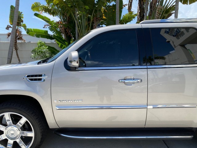 2008 Quicksilver /Ebony/Ebony Cadillac Escalade SUNROOF DVD LOW MILES 71,690 (1GYEC63848R) with an 6.2L Vortec 1000 VVT V8 SFI Engine engine, Automatic transmission, located at 4701 North Dixie Hwy, Pompano Beach, FL, 33064, (954) 422-2889, 26.240938, -80.123474 - OUR WEBPAGE FLORIDACARS1.COM HAS OVER 100 PHOTOS AND FREE CARFAX LINK 2008 Cadillac Escalade 4 Door Wagon/Sport Utility 6.2L V8 F Gasoline 19 MPG Rear Wheel Drive Features 20 Inch Plus Wheels A/C Seat(s) ABS Brakes Air Conditioning Alloy Wheels AM/FM Stereo Automatic Transmission Auxiliary Audio Inp- Photo#37