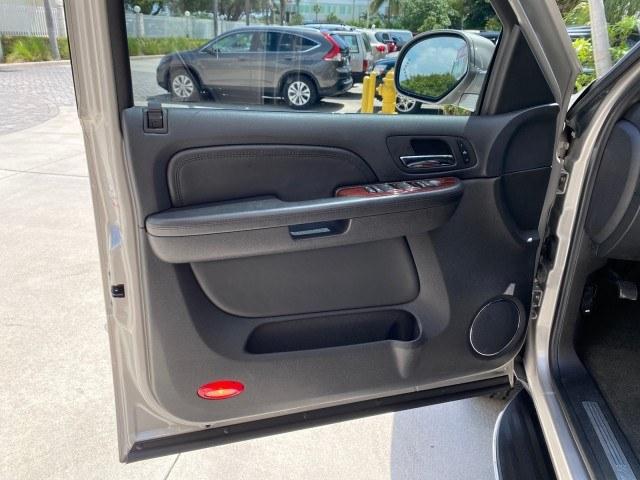 2008 Quicksilver /Ebony/Ebony Cadillac Escalade SUNROOF DVD LOW MILES 71,690 (1GYEC63848R) with an 6.2L Vortec 1000 VVT V8 SFI Engine engine, Automatic transmission, located at 4701 North Dixie Hwy, Pompano Beach, FL, 33064, (954) 422-2889, 26.240938, -80.123474 - OUR WEBPAGE FLORIDACARS1.COM HAS OVER 100 PHOTOS AND FREE CARFAX LINK 2008 Cadillac Escalade 4 Door Wagon/Sport Utility 6.2L V8 F Gasoline 19 MPG Rear Wheel Drive Features 20 Inch Plus Wheels A/C Seat(s) ABS Brakes Air Conditioning Alloy Wheels AM/FM Stereo Automatic Transmission Auxiliary Audio Inp- Photo#44