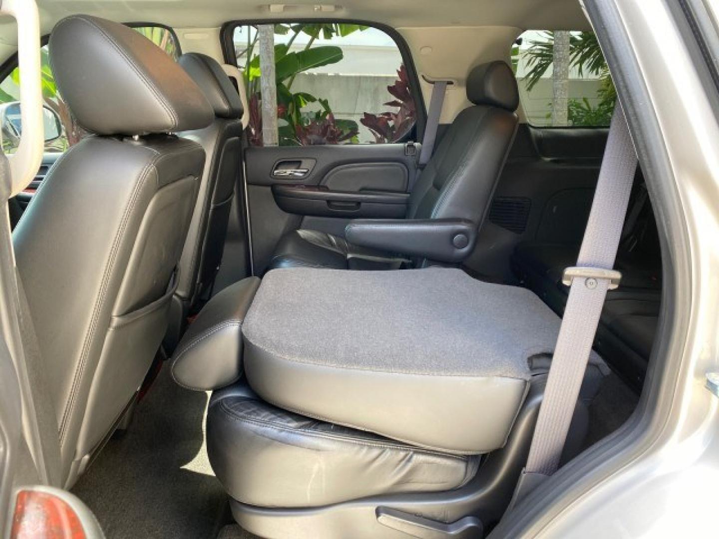 2008 Quicksilver /Ebony/Ebony Cadillac Escalade SUNROOF DVD LOW MILES 71,690 (1GYEC63848R) with an 6.2L Vortec 1000 VVT V8 SFI Engine engine, Automatic transmission, located at 4701 North Dixie Hwy, Pompano Beach, FL, 33064, (954) 422-2889, 26.240938, -80.123474 - OUR WEBPAGE FLORIDACARS1.COM HAS OVER 100 PHOTOS AND FREE CARFAX LINK 2008 Cadillac Escalade 4 Door Wagon/Sport Utility 6.2L V8 F Gasoline 19 MPG Rear Wheel Drive Features 20 Inch Plus Wheels A/C Seat(s) ABS Brakes Air Conditioning Alloy Wheels AM/FM Stereo Automatic Transmission Auxiliary Audio Inp- Photo#97