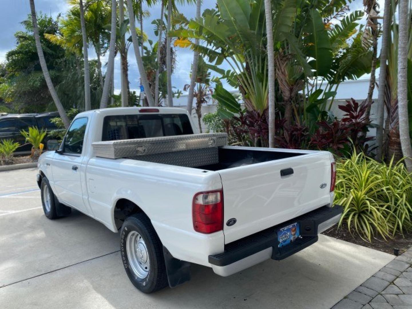 2002 Oxford White /Dark Graphite Ford Ranger XL AUTO AC LOW MILES 40,403 (1FTYR10D42T) with an 2.3L DOHC SEFI 16-Valve 4-Cyl Engine engine, Automatic transmission, located at 4701 North Dixie Hwy, Pompano Beach, FL, 33064, (954) 422-2889, 26.240938, -80.123474 - OUR WEBPAGE FLORIDACARS1.COM HAS OVER 100 PHOTOS AND FREE CARFAX LINK 2002 Ford Ranger XL Pickup 2.3L I4 F Gasoline 28 MPG Rear Wheel Drive Features ABS Brakes Air Conditioning AM/FM Stereo Automatic Transmission Vinyl Seats Power Locks Power Mirrors Power Windows 2002 Ford Ranger XL is a fantastic- Photo#5