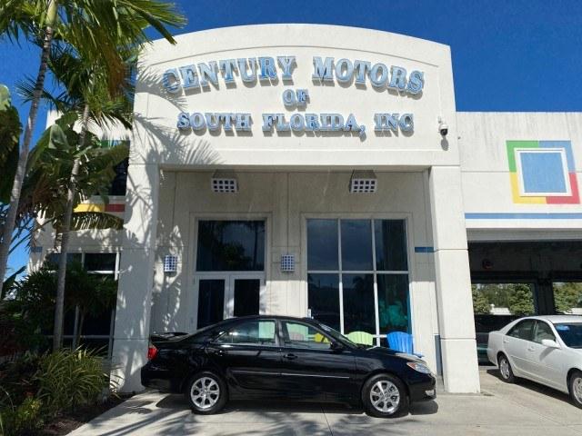2005 Black /Taupe Toyota Camry XLE LOW MILES 76,231 1 OWNER (4T1BF32K25U) with an 3.0L DOHC MPFI Vvti 24-Valve V6 Engine engine, Automatic transmission, located at 4701 North Dixie Hwy, Pompano Beach, FL, 33064, (954) 422-2889, 26.240938, -80.123474 - OUR WEBPAGE FLORIDACARS1.COM HAS OVER 100 PHOTOS AND FREE CARFAX LINK 2005 Toyota Camry XLE V6 1 OWNER Sedan 4 DR 3.0L V6 F DOHC 24V Gasoline 28 MPG Front Wheel Drive Features ABS Brakes Air Conditioning Alloy Wheels AM/FM Stereo Automatic Transmission Cassette Player CD Audio Cruise Control JBL Sou- Photo#0