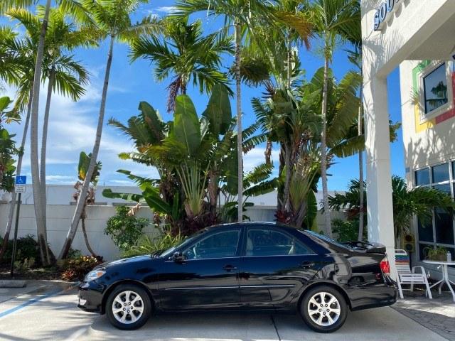 2005 Black /Taupe Toyota Camry XLE LOW MILES 76,231 1 OWNER (4T1BF32K25U) with an 3.0L DOHC MPFI Vvti 24-Valve V6 Engine engine, Automatic transmission, located at 4701 North Dixie Hwy, Pompano Beach, FL, 33064, (954) 422-2889, 26.240938, -80.123474 - OUR WEBPAGE FLORIDACARS1.COM HAS OVER 100 PHOTOS AND FREE CARFAX LINK 2005 Toyota Camry XLE V6 1 OWNER Sedan 4 DR 3.0L V6 F DOHC 24V Gasoline 28 MPG Front Wheel Drive Features ABS Brakes Air Conditioning Alloy Wheels AM/FM Stereo Automatic Transmission Cassette Player CD Audio Cruise Control JBL Sou- Photo#4