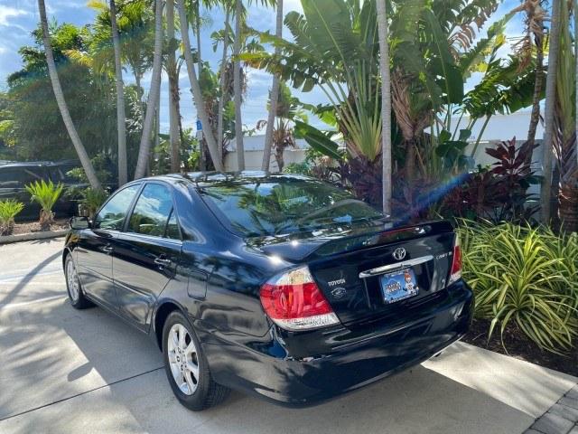2005 Black /Taupe Toyota Camry XLE LOW MILES 76,231 1 OWNER (4T1BF32K25U) with an 3.0L DOHC MPFI Vvti 24-Valve V6 Engine engine, Automatic transmission, located at 4701 North Dixie Hwy, Pompano Beach, FL, 33064, (954) 422-2889, 26.240938, -80.123474 - OUR WEBPAGE FLORIDACARS1.COM HAS OVER 100 PHOTOS AND FREE CARFAX LINK 2005 Toyota Camry XLE V6 1 OWNER Sedan 4 DR 3.0L V6 F DOHC 24V Gasoline 28 MPG Front Wheel Drive Features ABS Brakes Air Conditioning Alloy Wheels AM/FM Stereo Automatic Transmission Cassette Player CD Audio Cruise Control JBL Sou- Photo#6