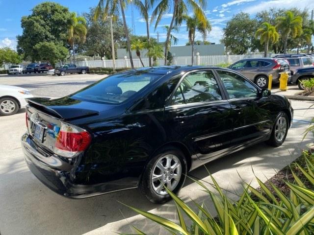 2005 Black /Taupe Toyota Camry XLE LOW MILES 76,231 1 OWNER (4T1BF32K25U) with an 3.0L DOHC MPFI Vvti 24-Valve V6 Engine engine, Automatic transmission, located at 4701 North Dixie Hwy, Pompano Beach, FL, 33064, (954) 422-2889, 26.240938, -80.123474 - OUR WEBPAGE FLORIDACARS1.COM HAS OVER 100 PHOTOS AND FREE CARFAX LINK 2005 Toyota Camry XLE V6 1 OWNER Sedan 4 DR 3.0L V6 F DOHC 24V Gasoline 28 MPG Front Wheel Drive Features ABS Brakes Air Conditioning Alloy Wheels AM/FM Stereo Automatic Transmission Cassette Player CD Audio Cruise Control JBL Sou- Photo#8
