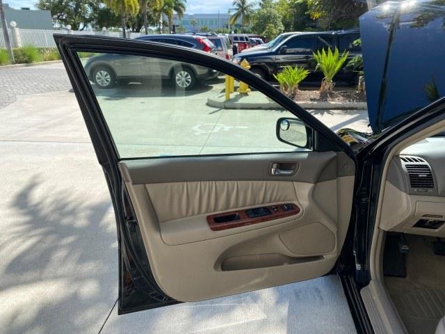 2005 Black /Taupe Toyota Camry XLE LOW MILES 76,231 1 OWNER (4T1BF32K25U) with an 3.0L DOHC MPFI Vvti 24-Valve V6 Engine engine, Automatic transmission, located at 4701 North Dixie Hwy, Pompano Beach, FL, 33064, (954) 422-2889, 26.240938, -80.123474 - OUR WEBPAGE FLORIDACARS1.COM HAS OVER 100 PHOTOS AND FREE CARFAX LINK 2005 Toyota Camry XLE V6 1 OWNER Sedan 4 DR 3.0L V6 F DOHC 24V Gasoline 28 MPG Front Wheel Drive Features ABS Brakes Air Conditioning Alloy Wheels AM/FM Stereo Automatic Transmission Cassette Player CD Audio Cruise Control JBL Sou- Photo#9