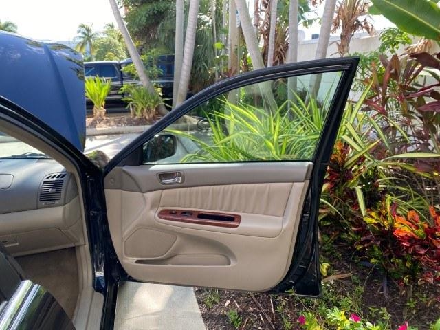 2005 Black /Taupe Toyota Camry XLE LOW MILES 76,231 1 OWNER (4T1BF32K25U) with an 3.0L DOHC MPFI Vvti 24-Valve V6 Engine engine, Automatic transmission, located at 4701 North Dixie Hwy, Pompano Beach, FL, 33064, (954) 422-2889, 26.240938, -80.123474 - OUR WEBPAGE FLORIDACARS1.COM HAS OVER 100 PHOTOS AND FREE CARFAX LINK 2005 Toyota Camry XLE V6 1 OWNER Sedan 4 DR 3.0L V6 F DOHC 24V Gasoline 28 MPG Front Wheel Drive Features ABS Brakes Air Conditioning Alloy Wheels AM/FM Stereo Automatic Transmission Cassette Player CD Audio Cruise Control JBL Sou- Photo#11