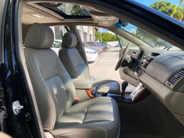 2005 Black /Taupe Toyota Camry XLE LOW MILES 76,231 1 OWNER (4T1BF32K25U) with an 3.0L DOHC MPFI Vvti 24-Valve V6 Engine engine, Automatic transmission, located at 4701 North Dixie Hwy, Pompano Beach, FL, 33064, (954) 422-2889, 26.240938, -80.123474 - OUR WEBPAGE FLORIDACARS1.COM HAS OVER 100 PHOTOS AND FREE CARFAX LINK 2005 Toyota Camry XLE V6 1 OWNER Sedan 4 DR 3.0L V6 F DOHC 24V Gasoline 28 MPG Front Wheel Drive Features ABS Brakes Air Conditioning Alloy Wheels AM/FM Stereo Automatic Transmission Cassette Player CD Audio Cruise Control JBL Sou- Photo#12