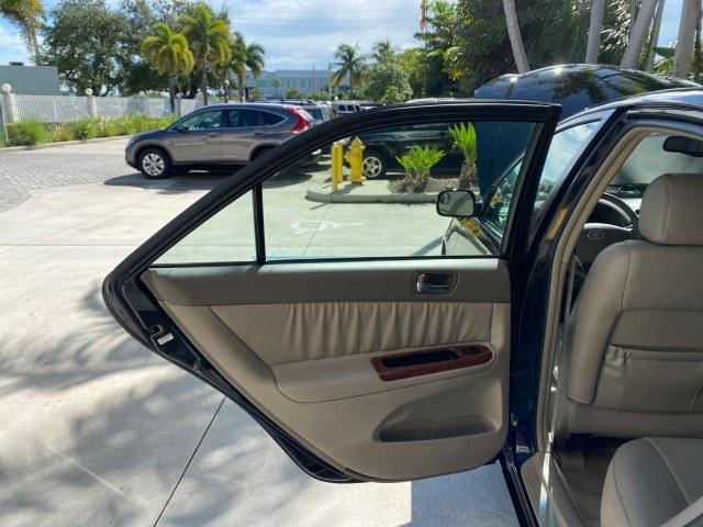 2005 Black /Taupe Toyota Camry XLE LOW MILES 76,231 1 OWNER (4T1BF32K25U) with an 3.0L DOHC MPFI Vvti 24-Valve V6 Engine engine, Automatic transmission, located at 4701 North Dixie Hwy, Pompano Beach, FL, 33064, (954) 422-2889, 26.240938, -80.123474 - OUR WEBPAGE FLORIDACARS1.COM HAS OVER 100 PHOTOS AND FREE CARFAX LINK 2005 Toyota Camry XLE V6 1 OWNER Sedan 4 DR 3.0L V6 F DOHC 24V Gasoline 28 MPG Front Wheel Drive Features ABS Brakes Air Conditioning Alloy Wheels AM/FM Stereo Automatic Transmission Cassette Player CD Audio Cruise Control JBL Sou- Photo#13
