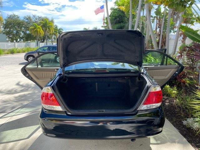 2005 Black /Taupe Toyota Camry XLE LOW MILES 76,231 1 OWNER (4T1BF32K25U) with an 3.0L DOHC MPFI Vvti 24-Valve V6 Engine engine, Automatic transmission, located at 4701 North Dixie Hwy, Pompano Beach, FL, 33064, (954) 422-2889, 26.240938, -80.123474 - OUR WEBPAGE FLORIDACARS1.COM HAS OVER 100 PHOTOS AND FREE CARFAX LINK 2005 Toyota Camry XLE V6 1 OWNER Sedan 4 DR 3.0L V6 F DOHC 24V Gasoline 28 MPG Front Wheel Drive Features ABS Brakes Air Conditioning Alloy Wheels AM/FM Stereo Automatic Transmission Cassette Player CD Audio Cruise Control JBL Sou- Photo#15