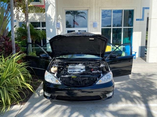 2005 Black /Taupe Toyota Camry XLE LOW MILES 76,231 1 OWNER (4T1BF32K25U) with an 3.0L DOHC MPFI Vvti 24-Valve V6 Engine engine, Automatic transmission, located at 4701 North Dixie Hwy, Pompano Beach, FL, 33064, (954) 422-2889, 26.240938, -80.123474 - OUR WEBPAGE FLORIDACARS1.COM HAS OVER 100 PHOTOS AND FREE CARFAX LINK 2005 Toyota Camry XLE V6 1 OWNER Sedan 4 DR 3.0L V6 F DOHC 24V Gasoline 28 MPG Front Wheel Drive Features ABS Brakes Air Conditioning Alloy Wheels AM/FM Stereo Automatic Transmission Cassette Player CD Audio Cruise Control JBL Sou- Photo#16