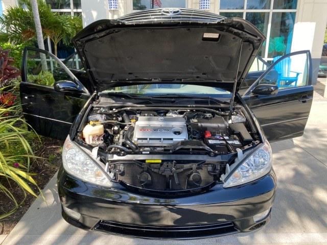 2005 Black /Taupe Toyota Camry XLE LOW MILES 76,231 1 OWNER (4T1BF32K25U) with an 3.0L DOHC MPFI Vvti 24-Valve V6 Engine engine, Automatic transmission, located at 4701 North Dixie Hwy, Pompano Beach, FL, 33064, (954) 422-2889, 26.240938, -80.123474 - OUR WEBPAGE FLORIDACARS1.COM HAS OVER 100 PHOTOS AND FREE CARFAX LINK 2005 Toyota Camry XLE V6 1 OWNER Sedan 4 DR 3.0L V6 F DOHC 24V Gasoline 28 MPG Front Wheel Drive Features ABS Brakes Air Conditioning Alloy Wheels AM/FM Stereo Automatic Transmission Cassette Player CD Audio Cruise Control JBL Sou- Photo#17