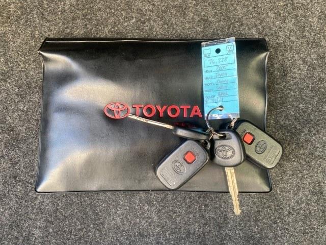 2005 Black /Taupe Toyota Camry XLE LOW MILES 76,231 1 OWNER (4T1BF32K25U) with an 3.0L DOHC MPFI Vvti 24-Valve V6 Engine engine, Automatic transmission, located at 4701 North Dixie Hwy, Pompano Beach, FL, 33064, (954) 422-2889, 26.240938, -80.123474 - OUR WEBPAGE FLORIDACARS1.COM HAS OVER 100 PHOTOS AND FREE CARFAX LINK 2005 Toyota Camry XLE V6 1 OWNER Sedan 4 DR 3.0L V6 F DOHC 24V Gasoline 28 MPG Front Wheel Drive Features ABS Brakes Air Conditioning Alloy Wheels AM/FM Stereo Automatic Transmission Cassette Player CD Audio Cruise Control JBL Sou- Photo#23