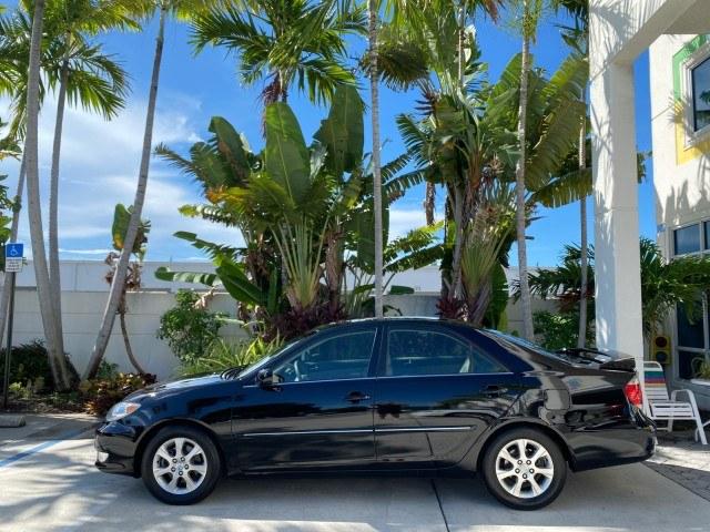 2005 Black /Taupe Toyota Camry XLE LOW MILES 76,231 1 OWNER (4T1BF32K25U) with an 3.0L DOHC MPFI Vvti 24-Valve V6 Engine engine, Automatic transmission, located at 4701 North Dixie Hwy, Pompano Beach, FL, 33064, (954) 422-2889, 26.240938, -80.123474 - OUR WEBPAGE FLORIDACARS1.COM HAS OVER 100 PHOTOS AND FREE CARFAX LINK 2005 Toyota Camry XLE V6 1 OWNER Sedan 4 DR 3.0L V6 F DOHC 24V Gasoline 28 MPG Front Wheel Drive Features ABS Brakes Air Conditioning Alloy Wheels AM/FM Stereo Automatic Transmission Cassette Player CD Audio Cruise Control JBL Sou- Photo#30