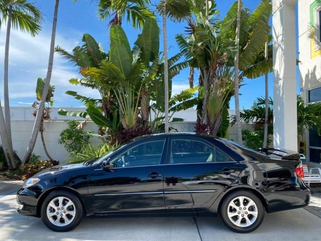 2005 Black /Taupe Toyota Camry XLE LOW MILES 76,231 1 OWNER (4T1BF32K25U) with an 3.0L DOHC MPFI Vvti 24-Valve V6 Engine engine, Automatic transmission, located at 4701 North Dixie Hwy, Pompano Beach, FL, 33064, (954) 422-2889, 26.240938, -80.123474 - OUR WEBPAGE FLORIDACARS1.COM HAS OVER 100 PHOTOS AND FREE CARFAX LINK 2005 Toyota Camry XLE V6 1 OWNER Sedan 4 DR 3.0L V6 F DOHC 24V Gasoline 28 MPG Front Wheel Drive Features ABS Brakes Air Conditioning Alloy Wheels AM/FM Stereo Automatic Transmission Cassette Player CD Audio Cruise Control JBL Sou- Photo#31