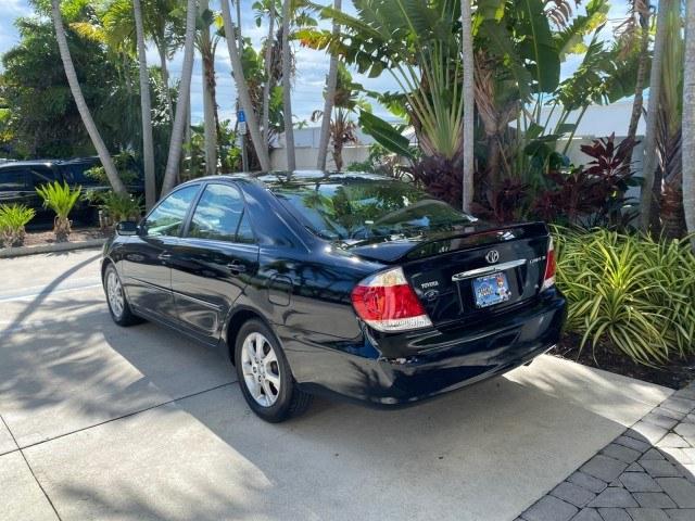 2005 Black /Taupe Toyota Camry XLE LOW MILES 76,231 1 OWNER (4T1BF32K25U) with an 3.0L DOHC MPFI Vvti 24-Valve V6 Engine engine, Automatic transmission, located at 4701 North Dixie Hwy, Pompano Beach, FL, 33064, (954) 422-2889, 26.240938, -80.123474 - OUR WEBPAGE FLORIDACARS1.COM HAS OVER 100 PHOTOS AND FREE CARFAX LINK 2005 Toyota Camry XLE V6 1 OWNER Sedan 4 DR 3.0L V6 F DOHC 24V Gasoline 28 MPG Front Wheel Drive Features ABS Brakes Air Conditioning Alloy Wheels AM/FM Stereo Automatic Transmission Cassette Player CD Audio Cruise Control JBL Sou- Photo#32