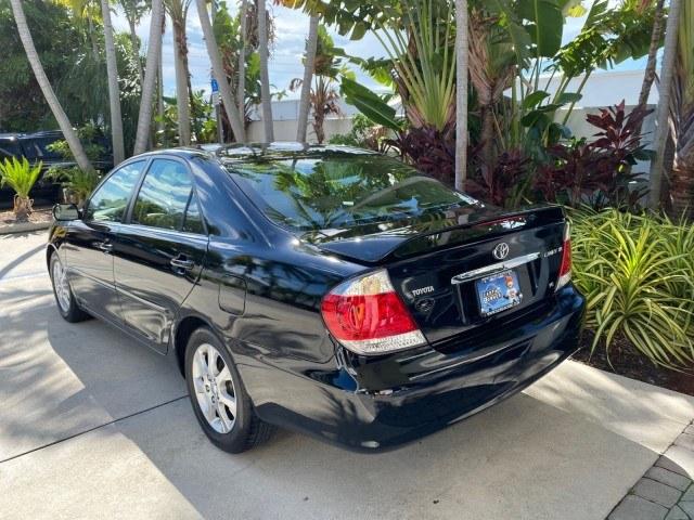 2005 Black /Taupe Toyota Camry XLE LOW MILES 76,231 1 OWNER (4T1BF32K25U) with an 3.0L DOHC MPFI Vvti 24-Valve V6 Engine engine, Automatic transmission, located at 4701 North Dixie Hwy, Pompano Beach, FL, 33064, (954) 422-2889, 26.240938, -80.123474 - OUR WEBPAGE FLORIDACARS1.COM HAS OVER 100 PHOTOS AND FREE CARFAX LINK 2005 Toyota Camry XLE V6 1 OWNER Sedan 4 DR 3.0L V6 F DOHC 24V Gasoline 28 MPG Front Wheel Drive Features ABS Brakes Air Conditioning Alloy Wheels AM/FM Stereo Automatic Transmission Cassette Player CD Audio Cruise Control JBL Sou- Photo#33