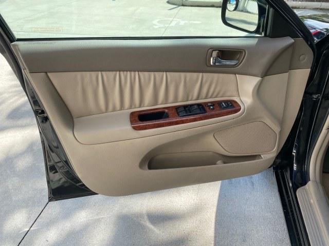 2005 Black /Taupe Toyota Camry XLE LOW MILES 76,231 1 OWNER (4T1BF32K25U) with an 3.0L DOHC MPFI Vvti 24-Valve V6 Engine engine, Automatic transmission, located at 4701 North Dixie Hwy, Pompano Beach, FL, 33064, (954) 422-2889, 26.240938, -80.123474 - OUR WEBPAGE FLORIDACARS1.COM HAS OVER 100 PHOTOS AND FREE CARFAX LINK 2005 Toyota Camry XLE V6 1 OWNER Sedan 4 DR 3.0L V6 F DOHC 24V Gasoline 28 MPG Front Wheel Drive Features ABS Brakes Air Conditioning Alloy Wheels AM/FM Stereo Automatic Transmission Cassette Player CD Audio Cruise Control JBL Sou- Photo#41