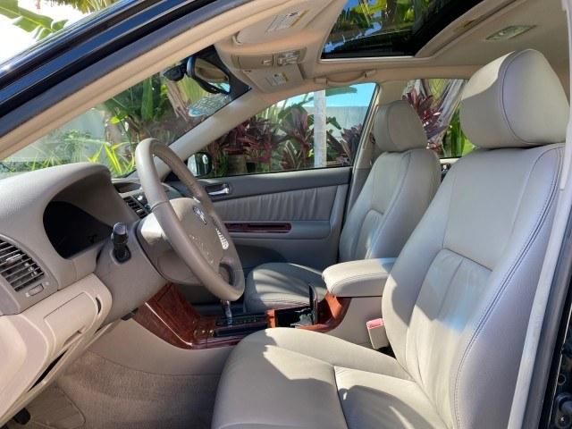 2005 Black /Taupe Toyota Camry XLE LOW MILES 76,231 1 OWNER (4T1BF32K25U) with an 3.0L DOHC MPFI Vvti 24-Valve V6 Engine engine, Automatic transmission, located at 4701 North Dixie Hwy, Pompano Beach, FL, 33064, (954) 422-2889, 26.240938, -80.123474 - OUR WEBPAGE FLORIDACARS1.COM HAS OVER 100 PHOTOS AND FREE CARFAX LINK 2005 Toyota Camry XLE V6 1 OWNER Sedan 4 DR 3.0L V6 F DOHC 24V Gasoline 28 MPG Front Wheel Drive Features ABS Brakes Air Conditioning Alloy Wheels AM/FM Stereo Automatic Transmission Cassette Player CD Audio Cruise Control JBL Sou- Photo#44