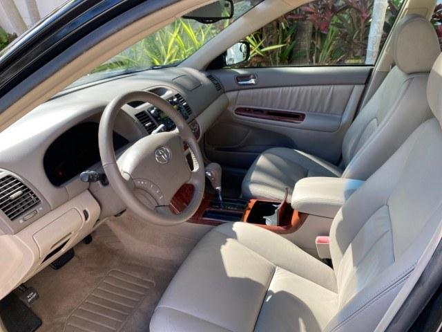 2005 Black /Taupe Toyota Camry XLE LOW MILES 76,231 1 OWNER (4T1BF32K25U) with an 3.0L DOHC MPFI Vvti 24-Valve V6 Engine engine, Automatic transmission, located at 4701 North Dixie Hwy, Pompano Beach, FL, 33064, (954) 422-2889, 26.240938, -80.123474 - OUR WEBPAGE FLORIDACARS1.COM HAS OVER 100 PHOTOS AND FREE CARFAX LINK 2005 Toyota Camry XLE V6 1 OWNER Sedan 4 DR 3.0L V6 F DOHC 24V Gasoline 28 MPG Front Wheel Drive Features ABS Brakes Air Conditioning Alloy Wheels AM/FM Stereo Automatic Transmission Cassette Player CD Audio Cruise Control JBL Sou- Photo#45