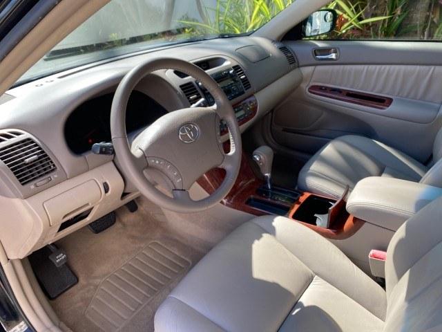 2005 Black /Taupe Toyota Camry XLE LOW MILES 76,231 1 OWNER (4T1BF32K25U) with an 3.0L DOHC MPFI Vvti 24-Valve V6 Engine engine, Automatic transmission, located at 4701 North Dixie Hwy, Pompano Beach, FL, 33064, (954) 422-2889, 26.240938, -80.123474 - OUR WEBPAGE FLORIDACARS1.COM HAS OVER 100 PHOTOS AND FREE CARFAX LINK 2005 Toyota Camry XLE V6 1 OWNER Sedan 4 DR 3.0L V6 F DOHC 24V Gasoline 28 MPG Front Wheel Drive Features ABS Brakes Air Conditioning Alloy Wheels AM/FM Stereo Automatic Transmission Cassette Player CD Audio Cruise Control JBL Sou- Photo#46