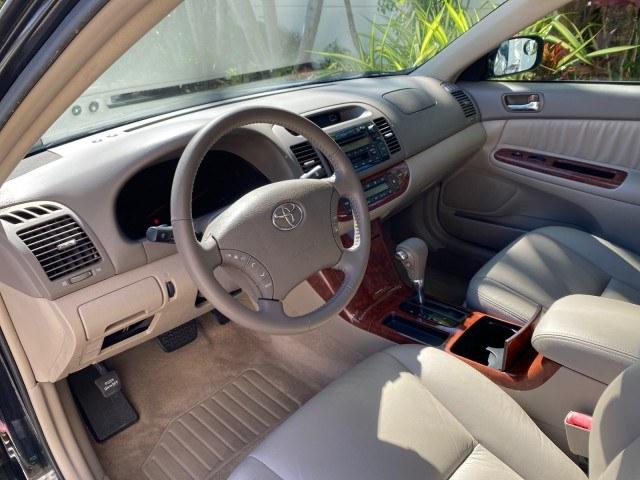 2005 Black /Taupe Toyota Camry XLE LOW MILES 76,231 1 OWNER (4T1BF32K25U) with an 3.0L DOHC MPFI Vvti 24-Valve V6 Engine engine, Automatic transmission, located at 4701 North Dixie Hwy, Pompano Beach, FL, 33064, (954) 422-2889, 26.240938, -80.123474 - OUR WEBPAGE FLORIDACARS1.COM HAS OVER 100 PHOTOS AND FREE CARFAX LINK 2005 Toyota Camry XLE V6 1 OWNER Sedan 4 DR 3.0L V6 F DOHC 24V Gasoline 28 MPG Front Wheel Drive Features ABS Brakes Air Conditioning Alloy Wheels AM/FM Stereo Automatic Transmission Cassette Player CD Audio Cruise Control JBL Sou- Photo#47