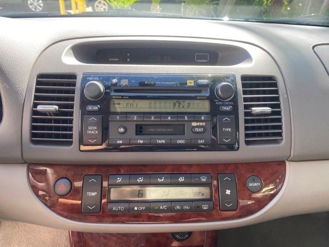 2005 Black /Taupe Toyota Camry XLE LOW MILES 76,231 1 OWNER (4T1BF32K25U) with an 3.0L DOHC MPFI Vvti 24-Valve V6 Engine engine, Automatic transmission, located at 4701 North Dixie Hwy, Pompano Beach, FL, 33064, (954) 422-2889, 26.240938, -80.123474 - OUR WEBPAGE FLORIDACARS1.COM HAS OVER 100 PHOTOS AND FREE CARFAX LINK 2005 Toyota Camry XLE V6 1 OWNER Sedan 4 DR 3.0L V6 F DOHC 24V Gasoline 28 MPG Front Wheel Drive Features ABS Brakes Air Conditioning Alloy Wheels AM/FM Stereo Automatic Transmission Cassette Player CD Audio Cruise Control JBL Sou- Photo#57