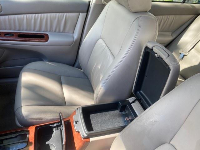 2005 Black /Taupe Toyota Camry XLE LOW MILES 76,231 1 OWNER (4T1BF32K25U) with an 3.0L DOHC MPFI Vvti 24-Valve V6 Engine engine, Automatic transmission, located at 4701 North Dixie Hwy, Pompano Beach, FL, 33064, (954) 422-2889, 26.240938, -80.123474 - OUR WEBPAGE FLORIDACARS1.COM HAS OVER 100 PHOTOS AND FREE CARFAX LINK 2005 Toyota Camry XLE V6 1 OWNER Sedan 4 DR 3.0L V6 F DOHC 24V Gasoline 28 MPG Front Wheel Drive Features ABS Brakes Air Conditioning Alloy Wheels AM/FM Stereo Automatic Transmission Cassette Player CD Audio Cruise Control JBL Sou- Photo#66