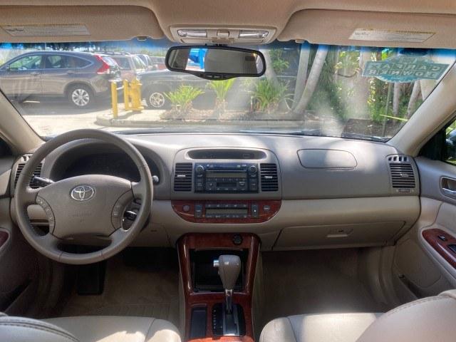 2005 Black /Taupe Toyota Camry XLE LOW MILES 76,231 1 OWNER (4T1BF32K25U) with an 3.0L DOHC MPFI Vvti 24-Valve V6 Engine engine, Automatic transmission, located at 4701 North Dixie Hwy, Pompano Beach, FL, 33064, (954) 422-2889, 26.240938, -80.123474 - OUR WEBPAGE FLORIDACARS1.COM HAS OVER 100 PHOTOS AND FREE CARFAX LINK 2005 Toyota Camry XLE V6 1 OWNER Sedan 4 DR 3.0L V6 F DOHC 24V Gasoline 28 MPG Front Wheel Drive Features ABS Brakes Air Conditioning Alloy Wheels AM/FM Stereo Automatic Transmission Cassette Player CD Audio Cruise Control JBL Sou- Photo#87