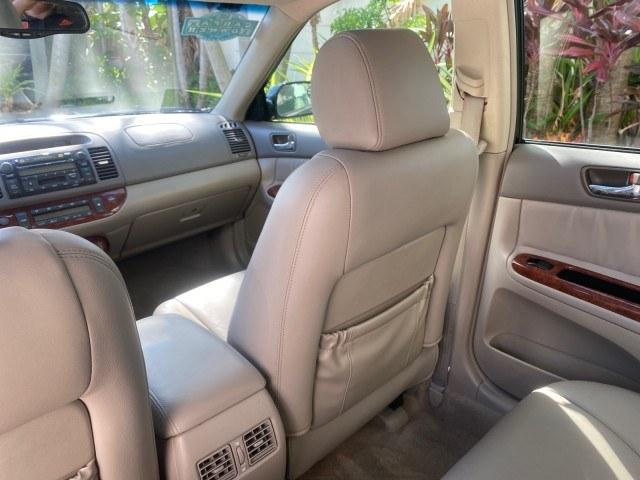 2005 Black /Taupe Toyota Camry XLE LOW MILES 76,231 1 OWNER (4T1BF32K25U) with an 3.0L DOHC MPFI Vvti 24-Valve V6 Engine engine, Automatic transmission, located at 4701 North Dixie Hwy, Pompano Beach, FL, 33064, (954) 422-2889, 26.240938, -80.123474 - OUR WEBPAGE FLORIDACARS1.COM HAS OVER 100 PHOTOS AND FREE CARFAX LINK 2005 Toyota Camry XLE V6 1 OWNER Sedan 4 DR 3.0L V6 F DOHC 24V Gasoline 28 MPG Front Wheel Drive Features ABS Brakes Air Conditioning Alloy Wheels AM/FM Stereo Automatic Transmission Cassette Player CD Audio Cruise Control JBL Sou- Photo#89