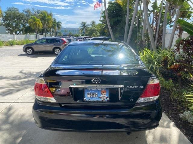 2005 Black /Taupe Toyota Camry XLE LOW MILES 76,231 1 OWNER (4T1BF32K25U) with an 3.0L DOHC MPFI Vvti 24-Valve V6 Engine engine, Automatic transmission, located at 4701 North Dixie Hwy, Pompano Beach, FL, 33064, (954) 422-2889, 26.240938, -80.123474 - OUR WEBPAGE FLORIDACARS1.COM HAS OVER 100 PHOTOS AND FREE CARFAX LINK 2005 Toyota Camry XLE V6 1 OWNER Sedan 4 DR 3.0L V6 F DOHC 24V Gasoline 28 MPG Front Wheel Drive Features ABS Brakes Air Conditioning Alloy Wheels AM/FM Stereo Automatic Transmission Cassette Player CD Audio Cruise Control JBL Sou- Photo#99