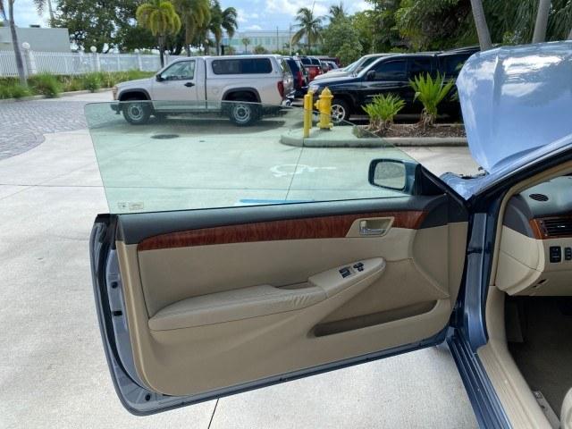 2007 Cosmic Blue Metallic /Ivory Toyota Camry Solara SLE LOW MILES 39,944 1 OWNER (4T1FA38P97U) with an 3.3L DOHC SMPI VVT-i 24-Valve V6 Engine engine, Automatic transmission, located at 4701 North Dixie Hwy, Pompano Beach, FL, 33064, (954) 422-2889, 26.240938, -80.123474 - OUR WEBPAGE FLORIDACARS1.COM HAS OVER 100 PHOTOS AND FREE CARFAX LINK 2007 Toyota Camry Solara SLE V6 1 OWNER Convertible 3.3L V6 F DOHC 24V Gasoline 29 MPG Front Wheel Drive Features ABS Brakes Air Conditioning Alloy Wheels AM/FM Stereo Automatic Transmission Auxiliary Audio Input Bluetooth Technol- Photo#9
