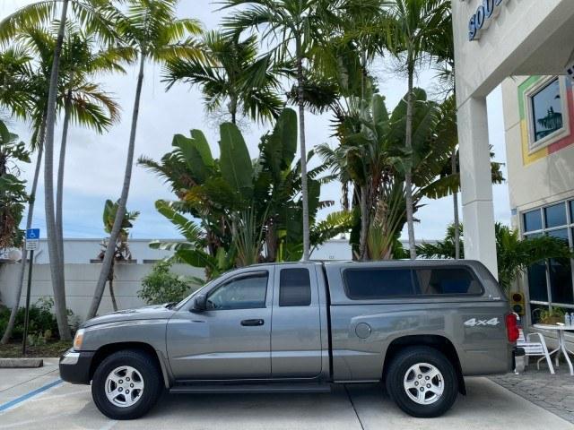 2005 Mineral Gray Metallic /Med Slate Gray Dodge Dakota SLT LOW MILES 70,362 4WD (1D7HW42K55S) with an 3.7L V6 Magnum Engine engine, Automatic transmission, located at 4701 North Dixie Hwy, Pompano Beach, FL, 33064, (954) 422-2889, 26.240938, -80.123474 - OUR WEBPAGE FLORIDACARS1.COM HAS OVER 100 PHOTOS AND FREE CARFAX LINK 2005 Dodge Dakota SLT Club Cab Pickup 3.7L V6 F Gasoline 20 MPG Rear Wheel Drive w/ 4X4 Features 4WD/AWD ABS Brakes Air Conditioning Alloy Wheels AM/FM Stereo Automatic Transmission Bed Cover Bed Liner CD Audio Cloth Seats Cruise- Photo#4
