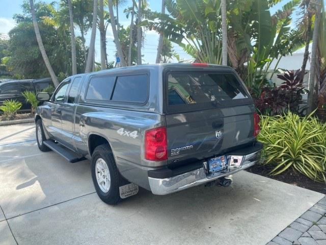 2005 Mineral Gray Metallic /Med Slate Gray Dodge Dakota SLT LOW MILES 70,362 4WD (1D7HW42K55S) with an 3.7L V6 Magnum Engine engine, Automatic transmission, located at 4701 North Dixie Hwy, Pompano Beach, FL, 33064, (954) 422-2889, 26.240938, -80.123474 - OUR WEBPAGE FLORIDACARS1.COM HAS OVER 100 PHOTOS AND FREE CARFAX LINK 2005 Dodge Dakota SLT Club Cab Pickup 3.7L V6 F Gasoline 20 MPG Rear Wheel Drive w/ 4X4 Features 4WD/AWD ABS Brakes Air Conditioning Alloy Wheels AM/FM Stereo Automatic Transmission Bed Cover Bed Liner CD Audio Cloth Seats Cruise- Photo#5